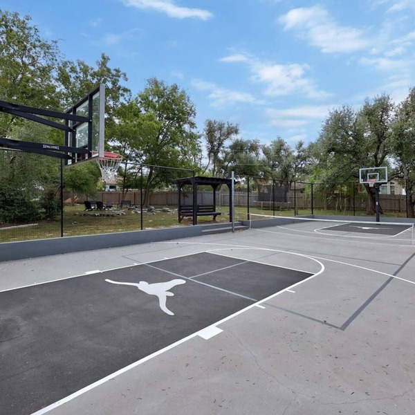 Austin Oasis: Pool, Pickleball, Hot Tub, Sleeps 10