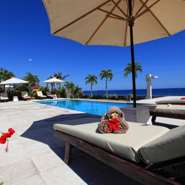 Authentic Beachvilla with cook, private pool, staff and lush tropical garden