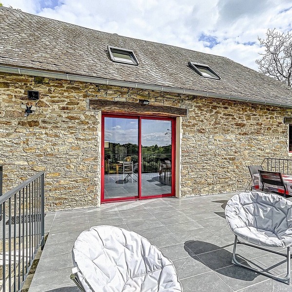 Authentic Cottage in Peaceful Setting with Private Terrace, Garden, and Wi-Fi