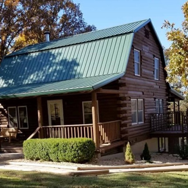 Authentic Log Cabin in the Southern Ozark Mountains with hot tub
