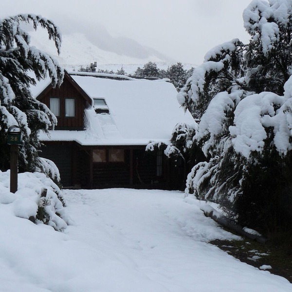 Authentic log chalet serene and secluded with outdoor spa