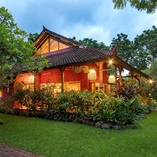 Authentic, peaceful villa with private pool and a lush tropical garden (3000 m2)