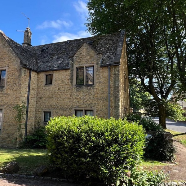 Authentic & Stylish Gem in the Heart of Chipping Campden: Toys, Books, Workspace