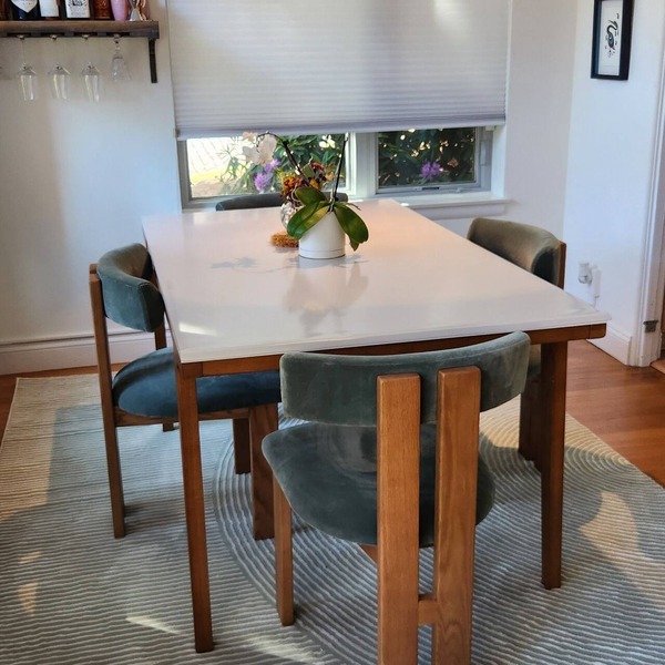 AVAILABLE FOR WORLD CUP: Lovely 2-BR condo in view of the city skyline