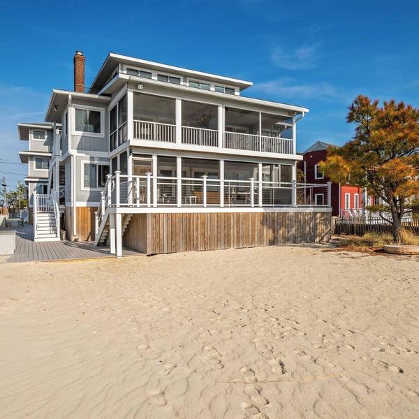 Available now 3nite min 2026 Aug 23-26 Bayfront beach Getaway & parking sleeps 8