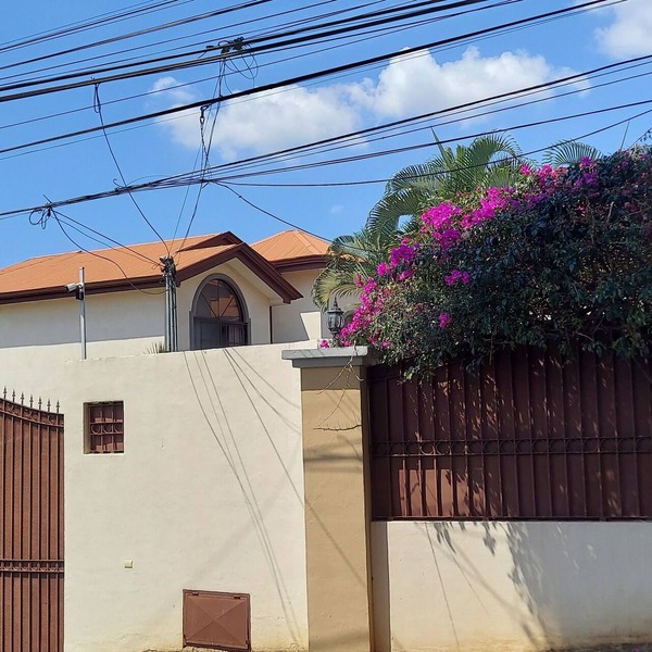 Awesome condo steps from Cariari golf Club, SJO airport and many restaurants