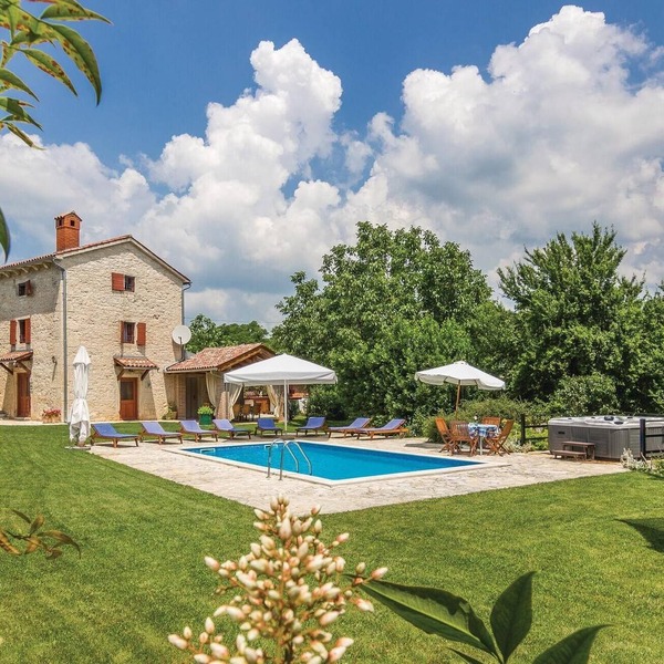 Awesome home in Basici