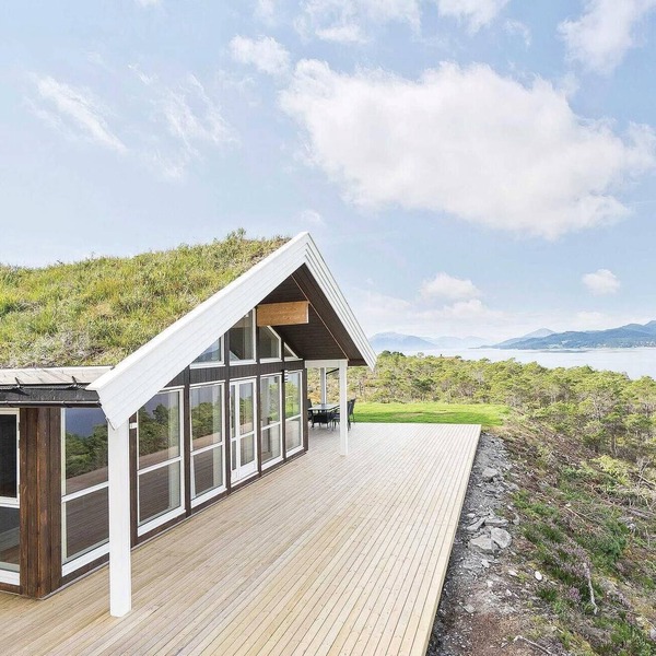 Awesome home in Kvisvik with house sea view