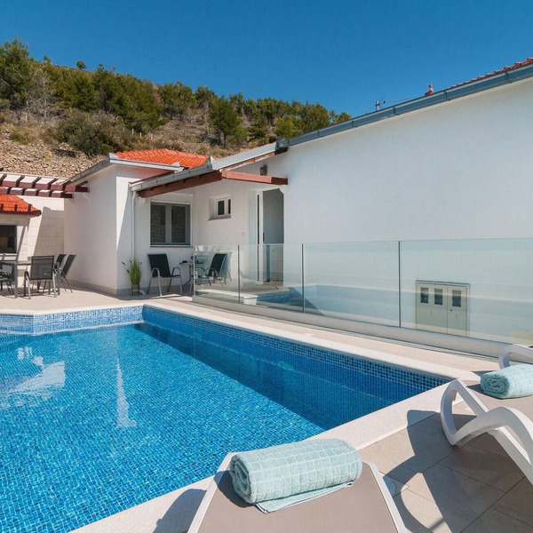 Awesome home in Zrnovnica