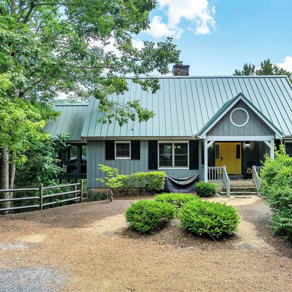 Awesome Mtn Views ❂Fireplaces ❂Easy Access ❂Large Family cabin ❂Screened Porch