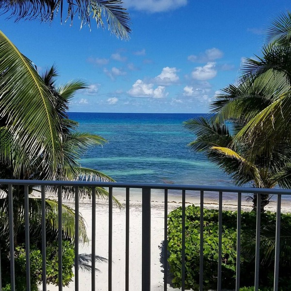 Azure Breeze 3! Peaceful & Pristine-3Bd, 3 BATH AWAY from crowds! Beachfront!