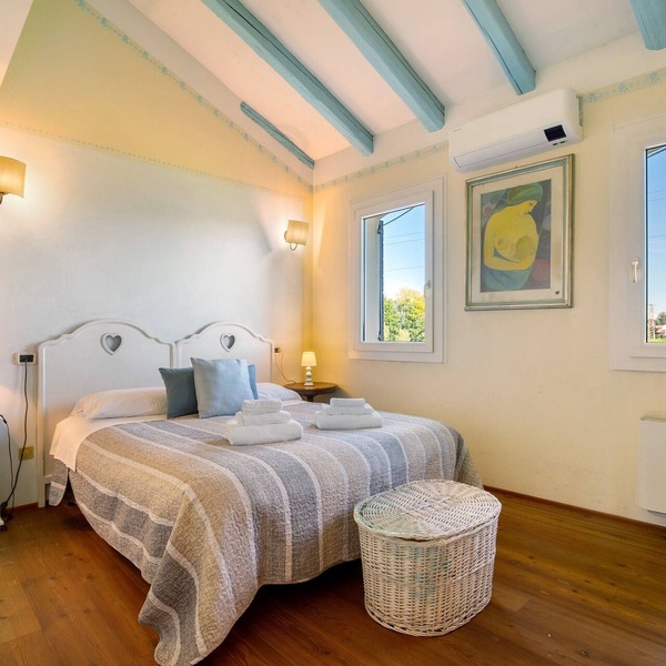'Azzurra' Room with Shared Garden, Wi-Fi and Air Conditioning