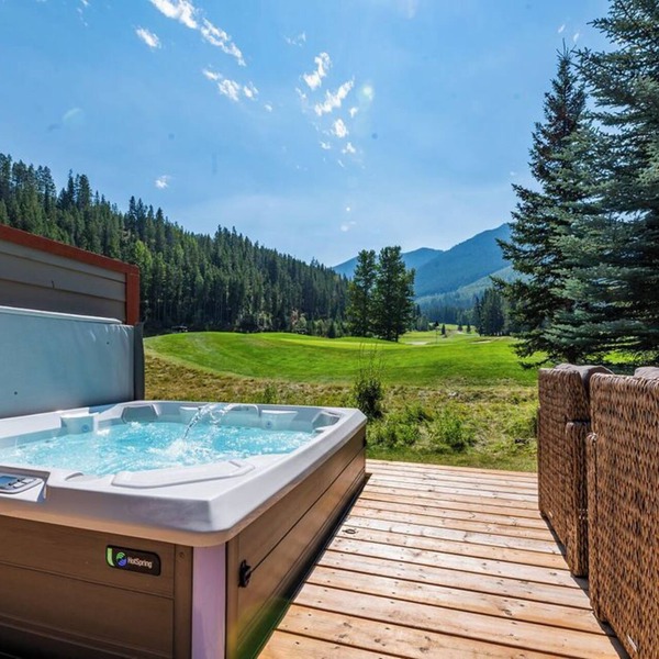 Backs onto Greywolf 9-Private Hot Tub-Amazing Views-Deck-BBQ- Ski-in/Out Sunbird