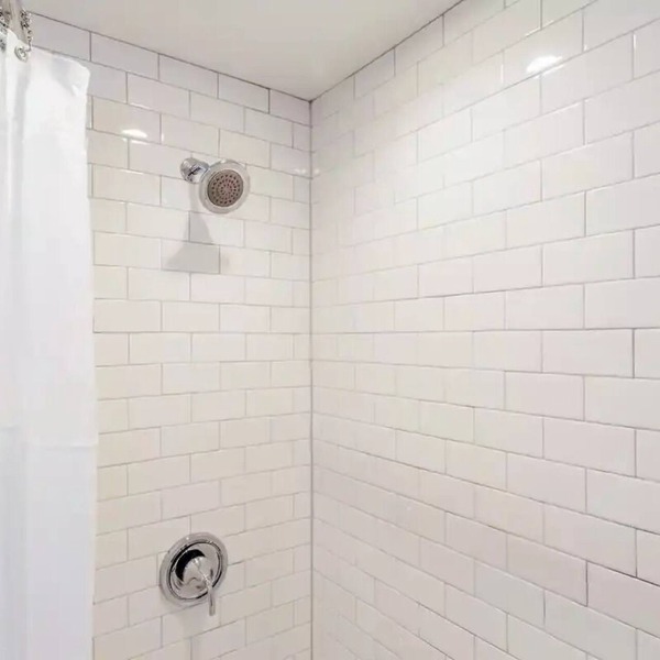 Backyard Cottage CLOSE TO STADIUM, walk to restaurants and close to beach
