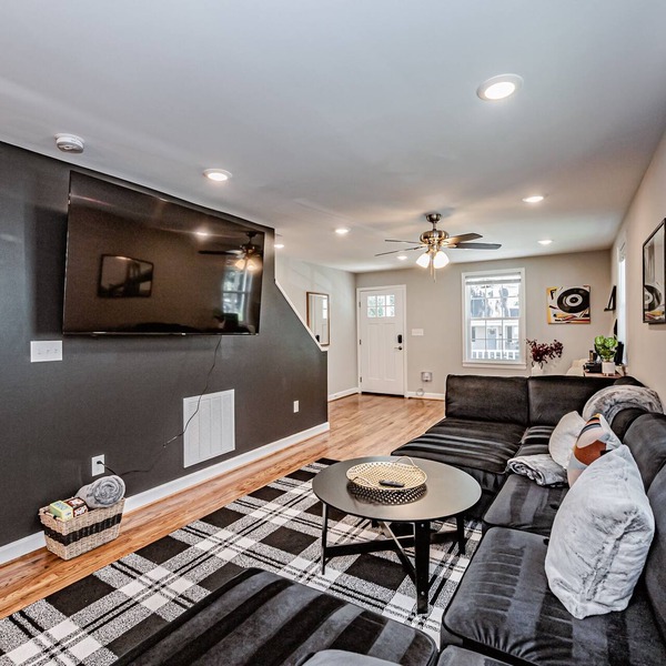 Backyard Fire-Pit, Modern, Roomy, 7 Min Downtown