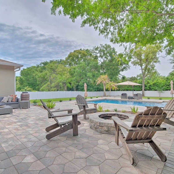 Backyard Oasis w/Pool: Airy Crystal River Retreat