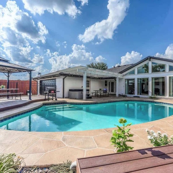 Backyard Oasis with Pool/Hot Tub PingPong 4 Bedrooms 4 Full Baths! Sleeps 20!