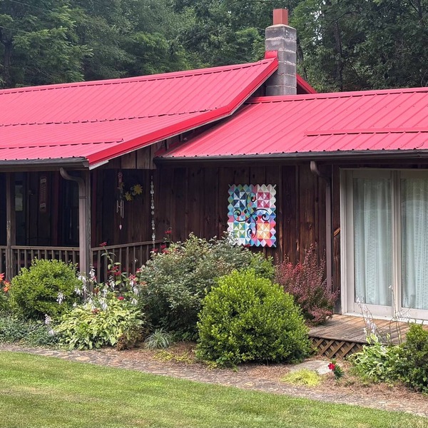 Baker's Cottage - Relax in this quiet mountain cottage by the creek.