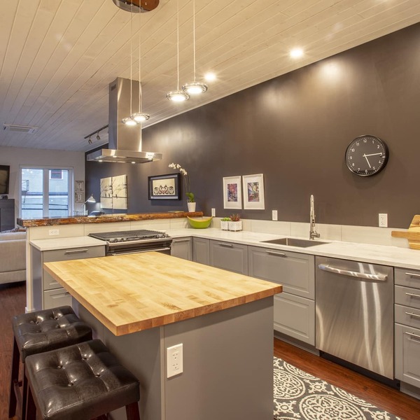 Baker Street Central - Balcony With Incredible Mountain View