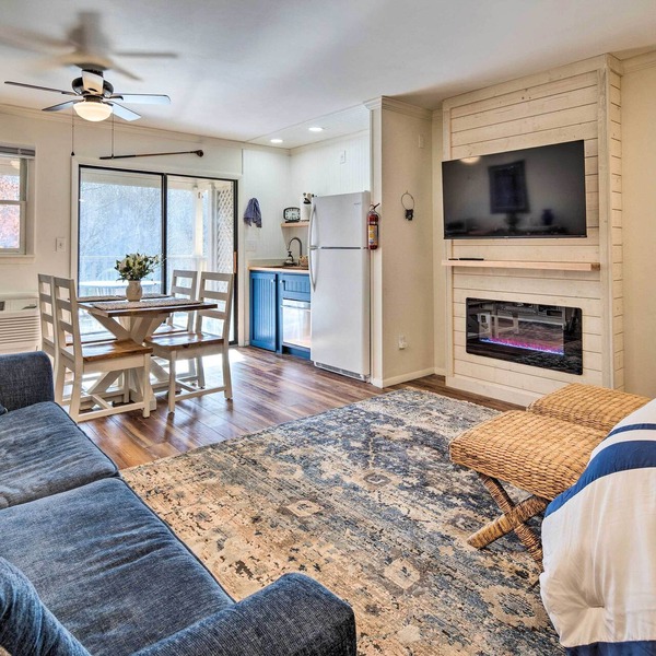 Balcony + Pool Access! Couples Escape in Lake Lure