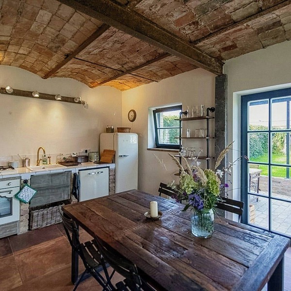 Barn idyll with views over wide fields