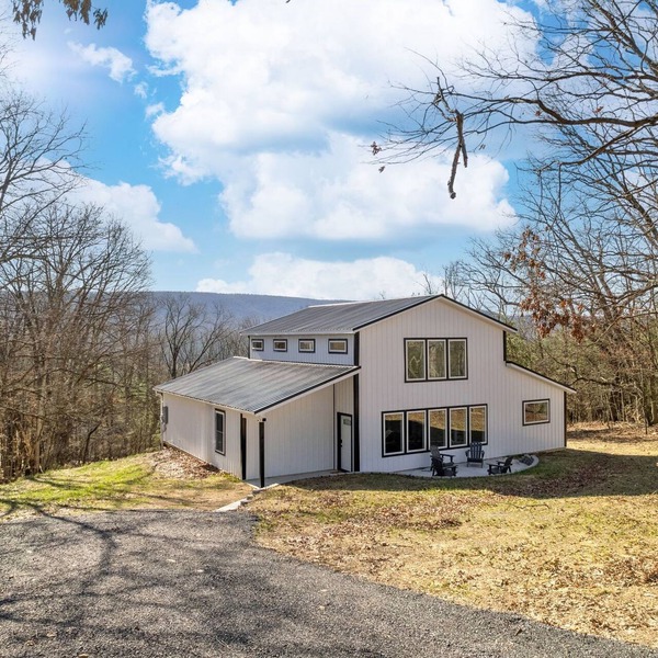 Barndominium w/Barrel Sauna, Mountain Views, King Bed & Fast WiFi