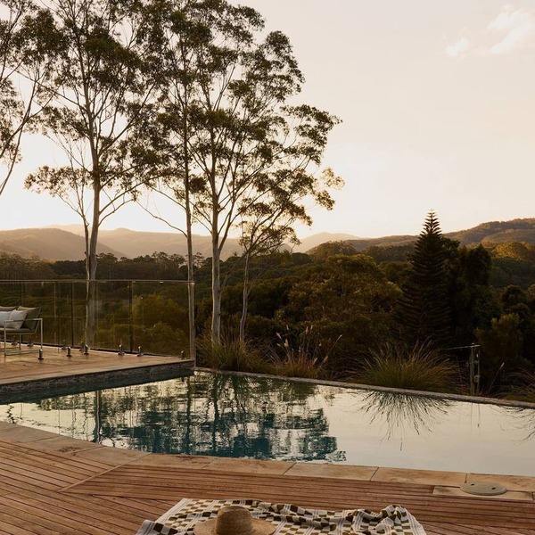 Bates House Federal - Tranquil Federal Estate Getaway