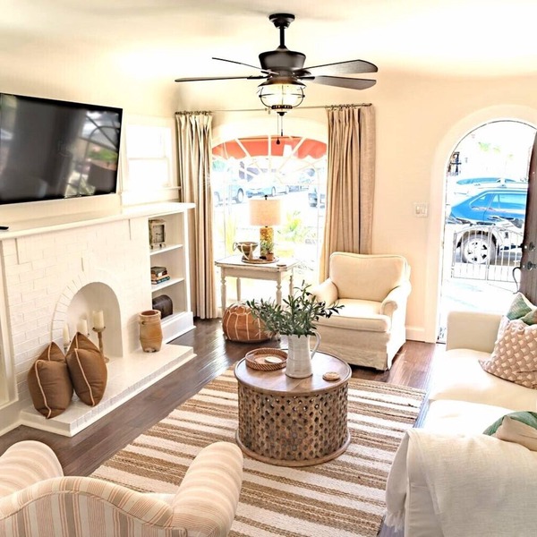 Bay front beach home, steps to the sand, shopping & dining. Parking, AC - clean!