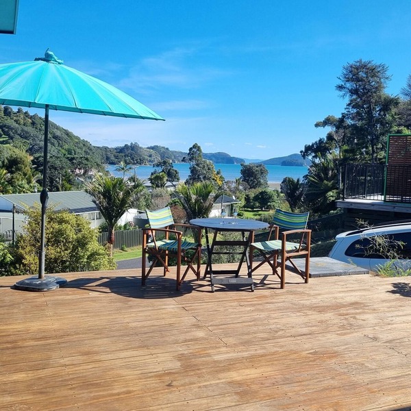 Bay View Bach - Perfect Couples Getaway - Sea Views/Sunsets - Spacious Deck-WiFi
