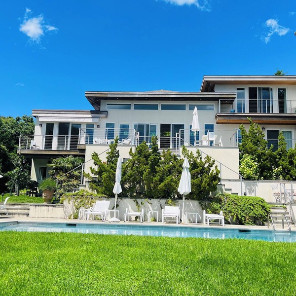 Bayfront 5 bedrooms family home. Panoramic sea view from all rooms