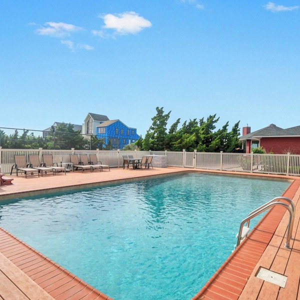 Bayfront home with private path across the street to ocean, pool and hot.