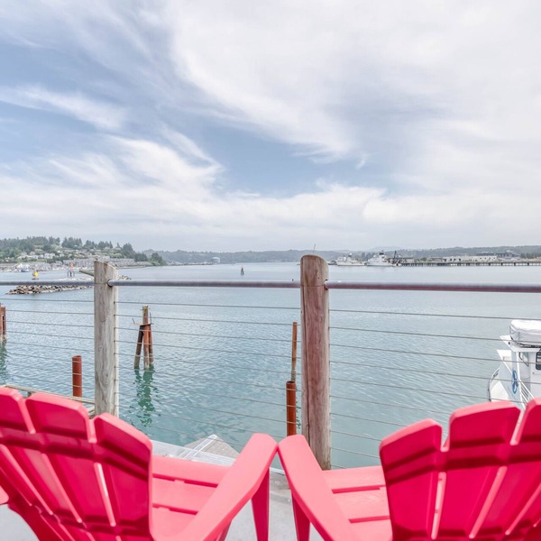 Bayfront Studio Boasts Bay and Ocean View Spa Tub, Fireplace, and Private Deck!