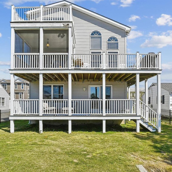 Bayside Retreat in Bethany Beach: Short Walk to Beach, Sleeps 13, Water Views!