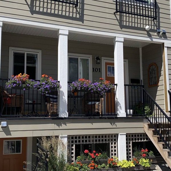 *BC Short Term Registry #H687636831* Downtown Penticton 12 Min walk to beach