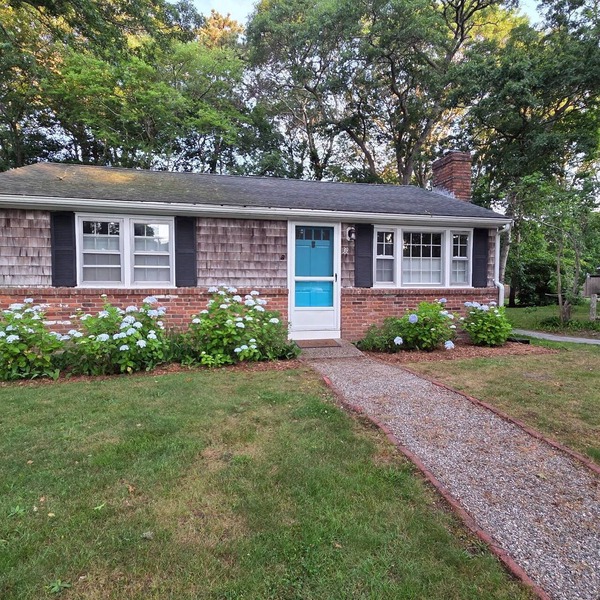Beach 0.7 Mi walk- Craigville & Covell. A/C, bikes, 3 Day min May, June,Jul 7-11