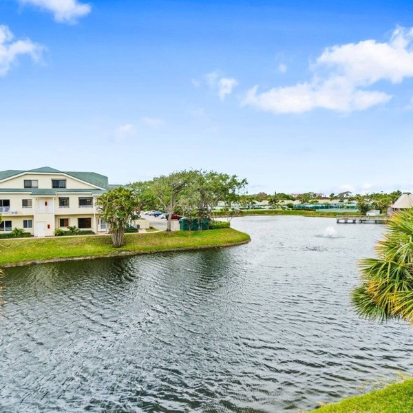 Beach Access 3-bedroom apartment in tranquil Jupiter, Pool, AC, Park, Wifi.
