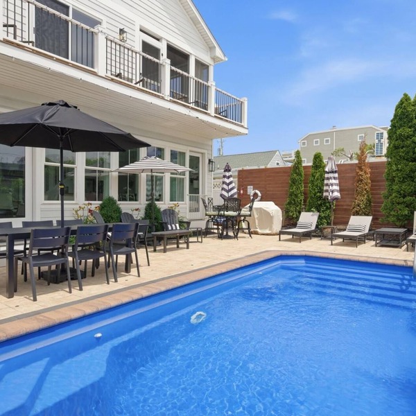 "Beach Block! Pool, Roof Deck, 7BR/6BA, Sleeps 16
