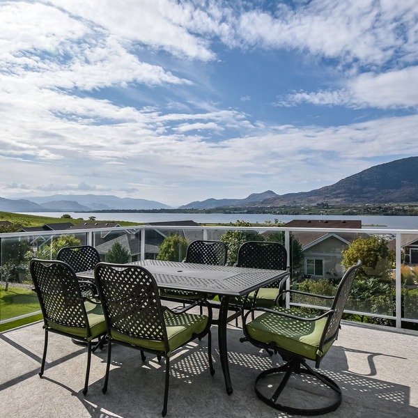 Beach, boatslip, 2 pools, 2 hottubs, 4 bdrm house sleeps 12