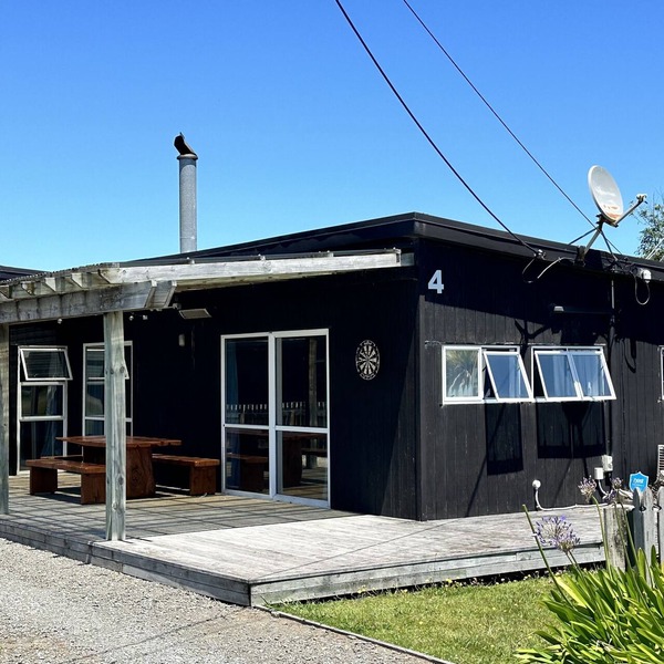 Beach Dreams, Linens Included: Modernised 3BR, Foxton Beach Haven - Fast WiFi!