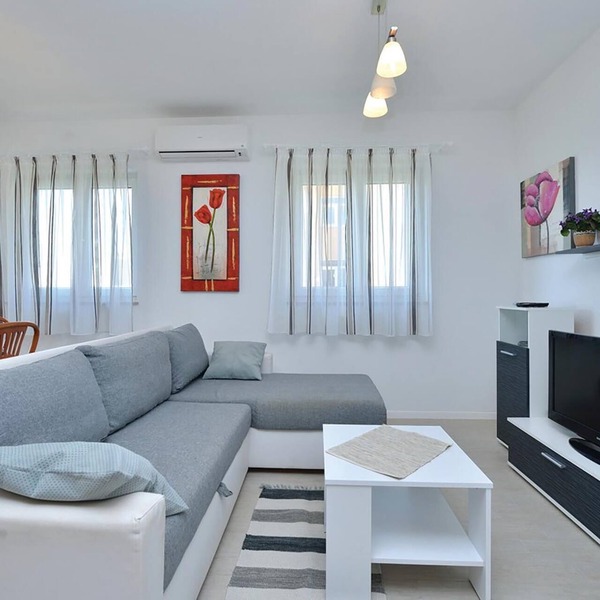 Beach front apartment in Privlaka with WiFi
