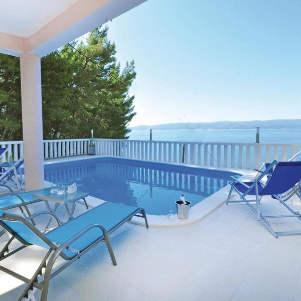 Beach front apartment in Mimice with WiFi
