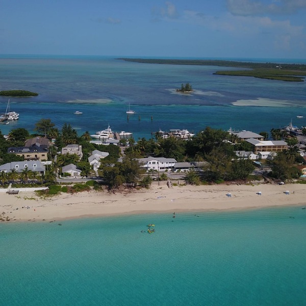 BEACH FRONT-CENTRAL LOCALE-SUNSET VIEW-FREE WIFI-A/C-FAMILY FRIENDLY-AMENITIES