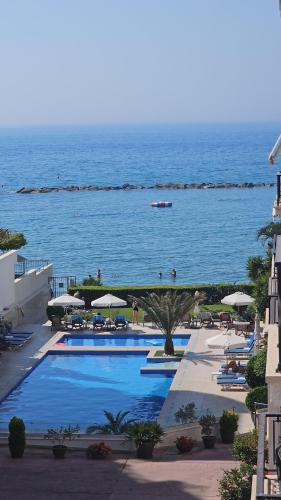 Beach Front View Apartment Sea Pool & Prime Location