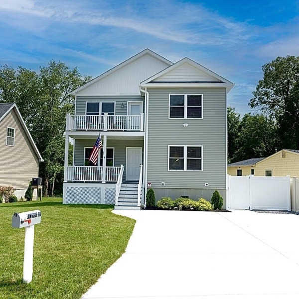 Beach House CapeMay LINENS INCLUDED 1 block&a short 5min walk to Beach Sleeps 19
