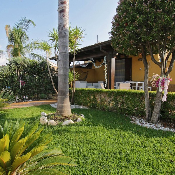 BEACH side villa for a SEA holiday near Cefalù, 2 bedrooms, Wi-Fi, A/C & Garden