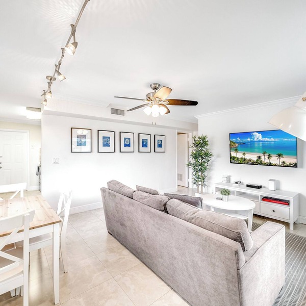 Beach Unit! Walk To Beach & Shops/Restaurants!