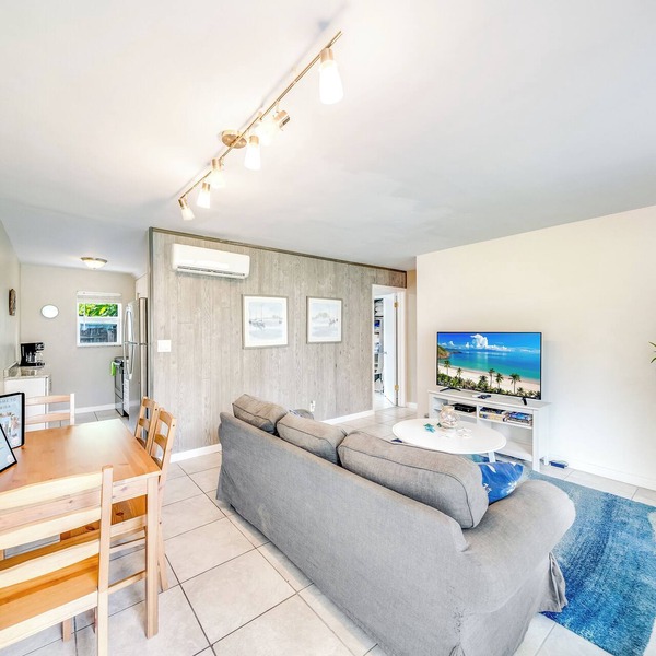 Beach Unit! Walk To Beach & Restaurants/Shops!