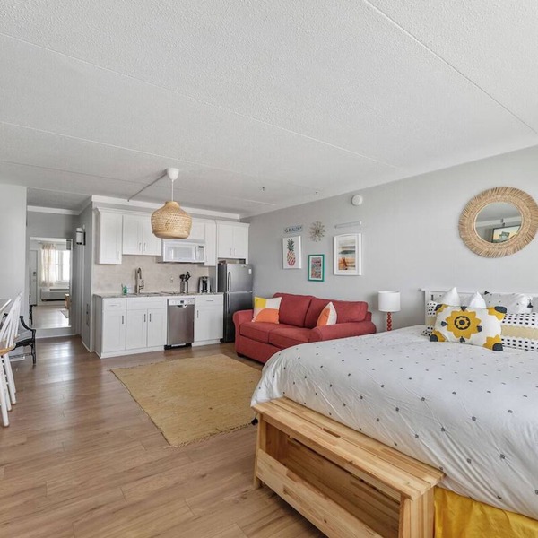 Beachcomber Resort | 1 Queen + Sofa | Avalon Beachfront
