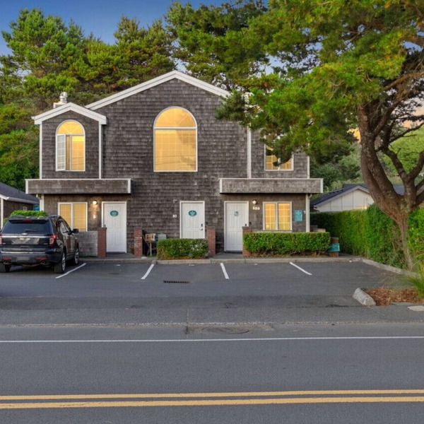 Beaches Inn Fourplex Group Getaway: Walk to Beach| Dog-Friendly