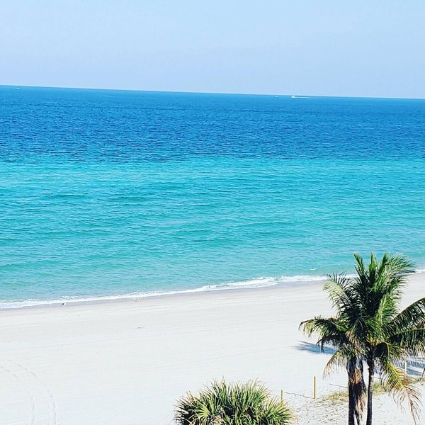 Beachfront 2BR w/Balcony, Pool, Free Parking, Prime Location